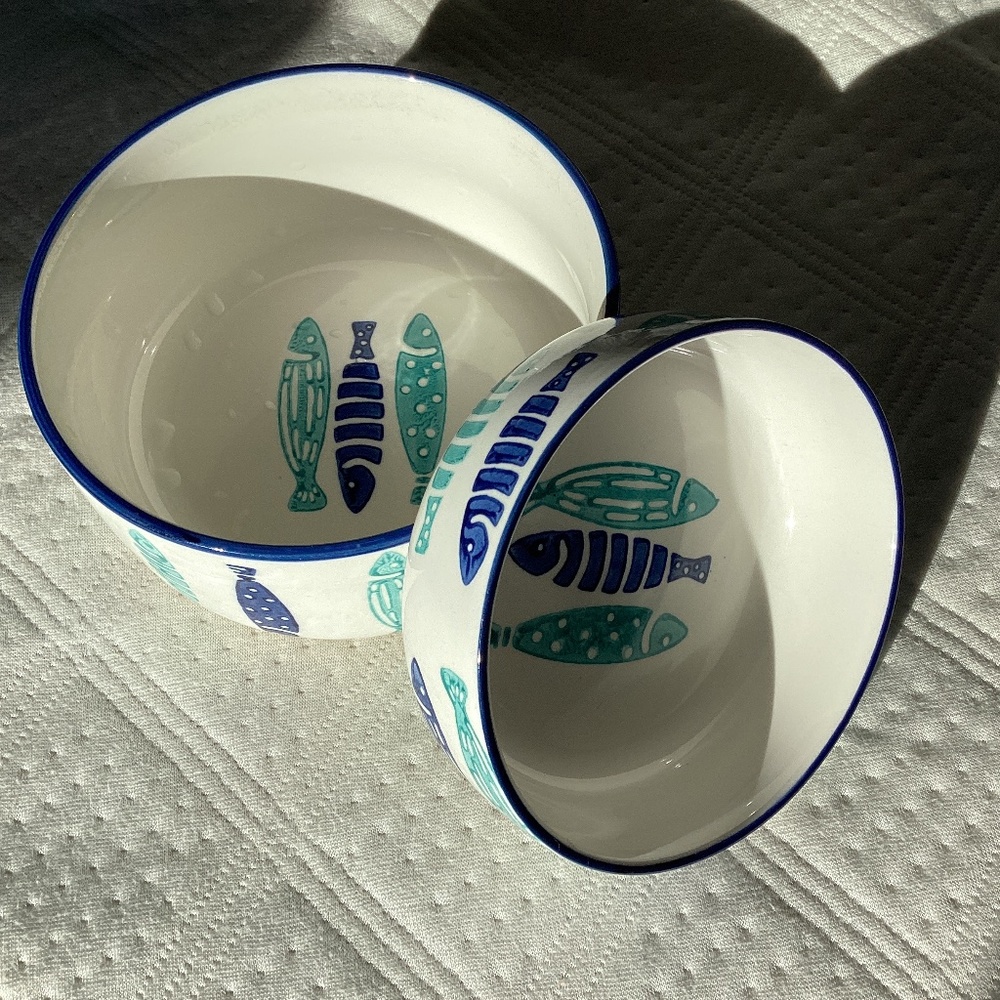 SIGNATURE HOUSEWARES INC. SET OF 2 FISH THEMED CAT FEEDING/WATER BOWLS